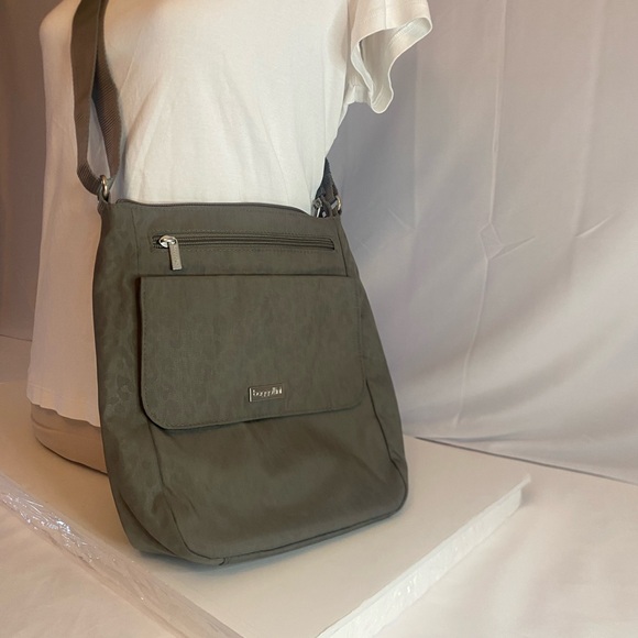 Baggallini Handbags - Baggallini Crossbody bag, gray animal print multi pocket purse adjustable strap